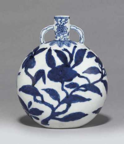 MING DYNASTY， 16TH CENTURY A RARE BLUE AND WHITE MOON FLASK